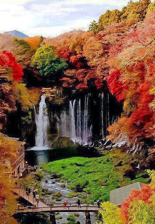 Fukuroda Falls Japan 2024で秋の色が付いています