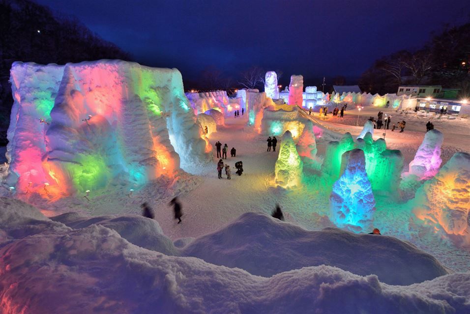 일본에서 Chikotsu Lake Ice Festival을 발견하십시오