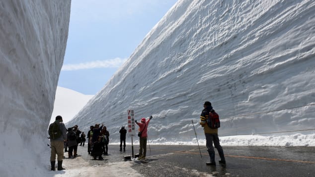 Explore a parede de neve de Tateyama no Japão.