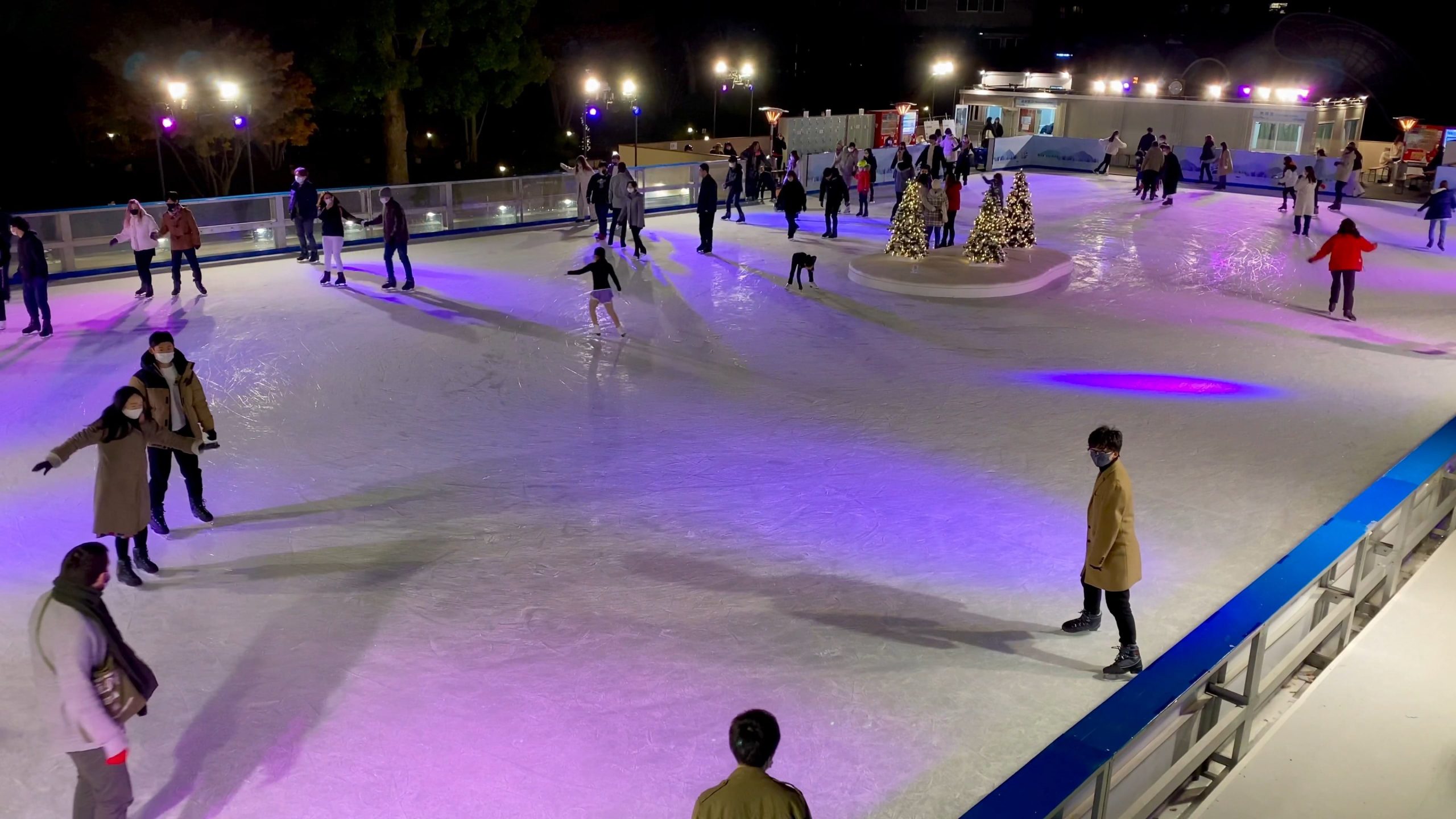 Visitez le score de patinage sur glace de Tokyo au milieu du Japon.