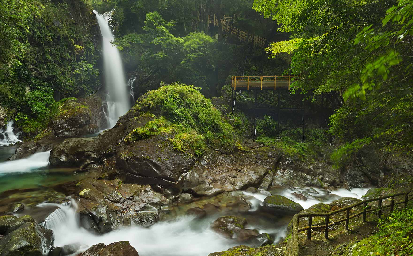 Hãy đến với Kawazu Nanadaru bảy thác nước ở Nhật Bản.