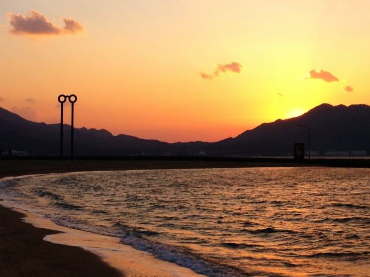 มาพร้อมกับพระอาทิตย์ตกที่ Inage Seaside Park ในญี่ปุ่น