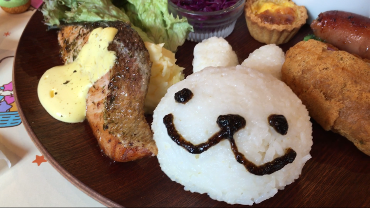 Aproveite a comida de férias na cafeteria em Tóquio.